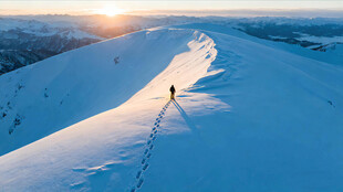 雪岭徒步者的壮丽征程