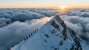 雪山之巅迎日出壮丽景观