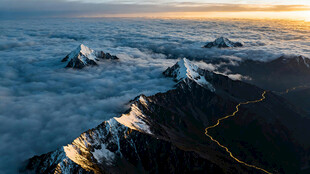 雪山云海间的壮丽日出