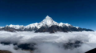 巍峨雪山云海间壮丽景象