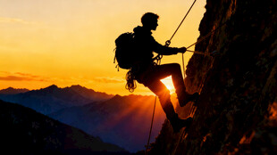 夕阳下的攀岩者