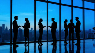 商务团队于窗前的剪影