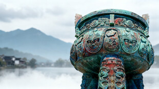 青铜鼎特写古韵山水背景