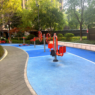 小区内的户外健身设施场景