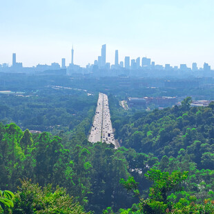 城市远景与山间公路景观