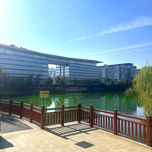 湖畔现代建筑景观