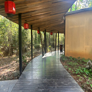 林间木质长廊挂红灯笼