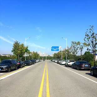 宽阔公路两旁停满车辆