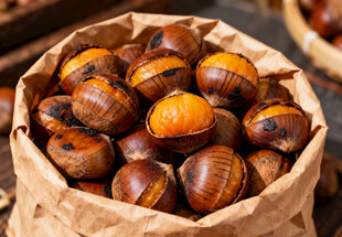 纸袋中的炒栗子