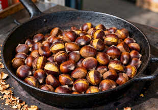 锅中翻炒的板栗