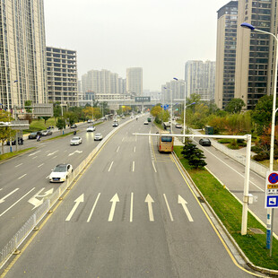 城市宽阔道路与高楼景观