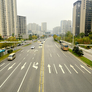 城市宽阔道路与高楼景观
