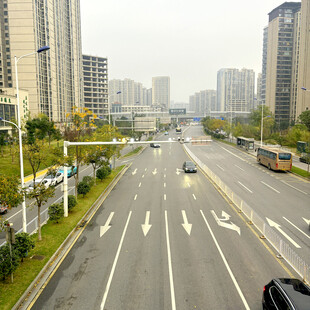 城市宽阔道路与高楼景观