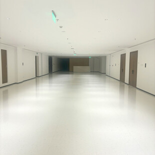 空旷洁净的室内走廊空间