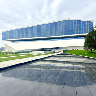 现代玻璃幕墙办公建筑景观