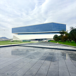 现代建筑前的开阔广场