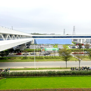 现代桥景与周边绿化景观