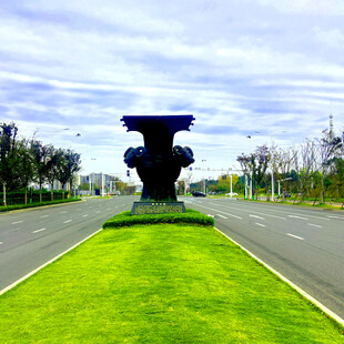 宽阔道路中央的独特雕塑