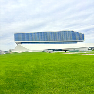 现代建筑旁的翠绿草地