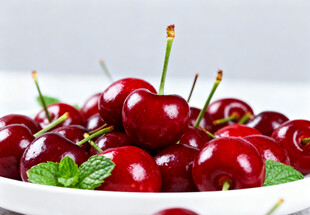 樱桃摆放在白色盘中