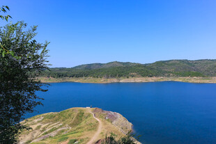 湖畔青山蓝天美景如画