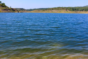 清澈湖水与岸边景致