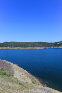 湖畔蓝天美景