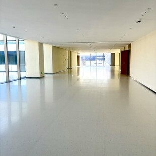 宽敞明亮的空旷室内空间