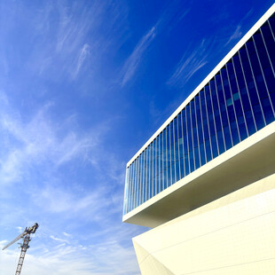 现代建筑与蓝天相映成趣