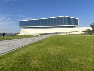 现代风格建筑与绿地景观