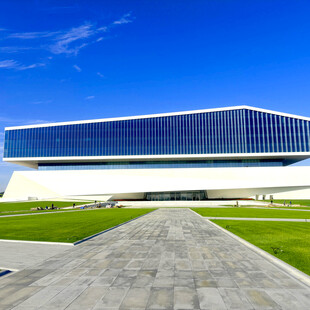 现代风格的宏伟建筑外观