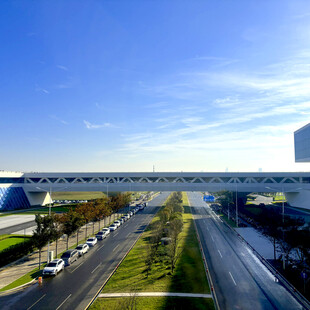 城市宽阔道路与建筑景观