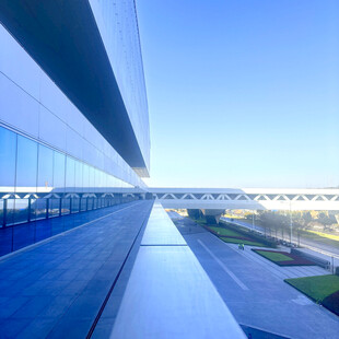 现代建筑外观的开阔视角