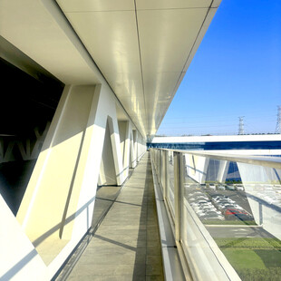 现代建筑外的观景走廊