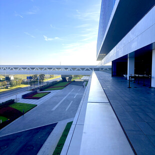 现代建筑外观与开阔视野