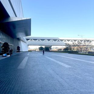 现代建筑前的开阔广场