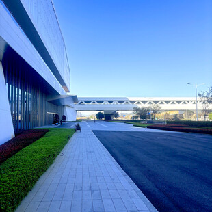 现代企业园区宽敞道路景观