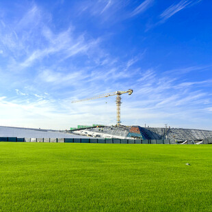 绿草如茵的工地场景