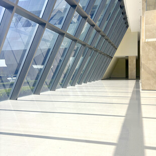 现代建筑内的明亮通透走廊