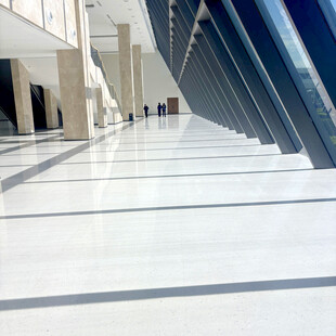 现代建筑室内光洁走廊空间