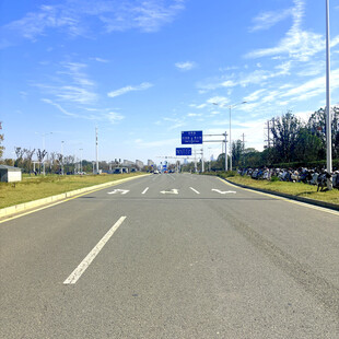 宽阔公路蓝天白云风景美