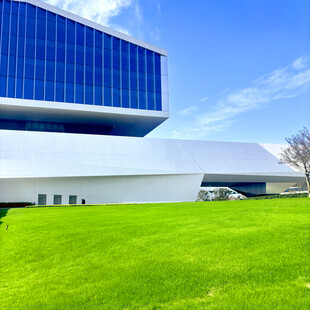 现代建筑与翠绿草坪景观