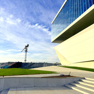 现代建筑外观与开阔景致