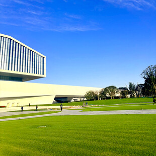 现代建筑与开阔绿地景观