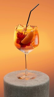 橙味鸡尾酒配吸管与水果