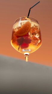 夕阳下的冰爽鸡尾酒