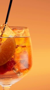橙片点缀的冰爽鸡尾酒
