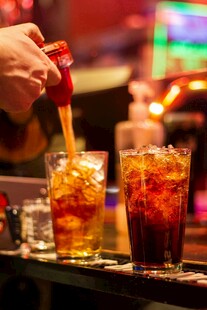 酒吧调酒场景