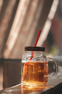 玻璃罐中的茶饮