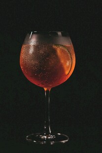 一杯诱人的红色鸡尾酒